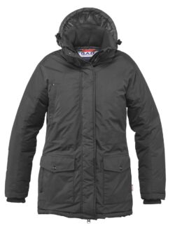 Sporty parka i vind- og vandtæt materiale (WP 3000 / MWP 3000). Fuldt foret med forlænget rygstykke og snøre i taljen. Rib i ærmerne og indvendig krave for komfort. Stolpelukning med trykknapper og robust lynlås foran og på brystlommen. To forlommer