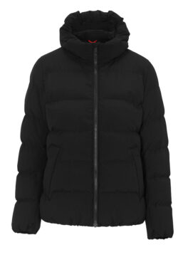 Kraftig foret jakke med fast hætte. Fuld foret med brede syede kanaler. Fremstillet af certificeret genanvendt polyester
