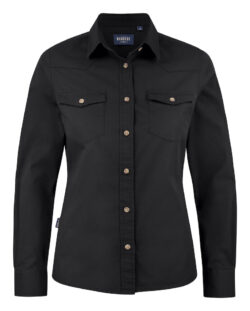 Twill skjorte i klassisk denim stil. Western bærestykke og klaplommer. Blød krave og  justerbare manchetter. Enzymvasket. Findes i både herre- og damemodel.