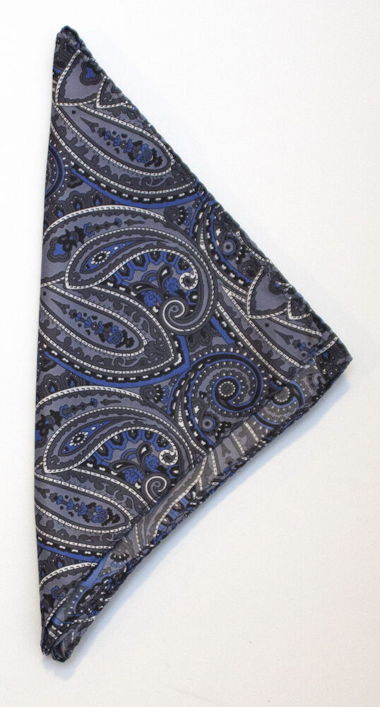 Dette smukke lommetørklæde kendetegnes ved et flot paisley mønster i flotte farver. Luksuriøs og moderne.